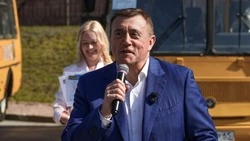 Валерий Лимаренко передал муниципалитетам новые школьные автобусы