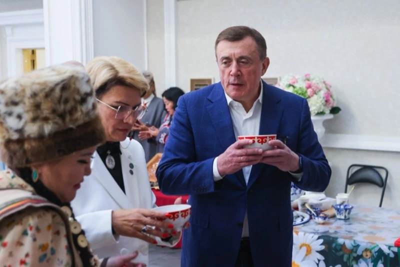 Валерий Лимаренко наградил представителей «Ассамблеи народов России» за вклад в достижение целей СВО