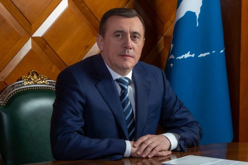 В центре работы – человек.