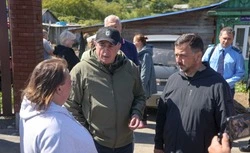 Губернатор Валерий Лимаренко и специалисты профильных ведомств выехали в село Колхозное 