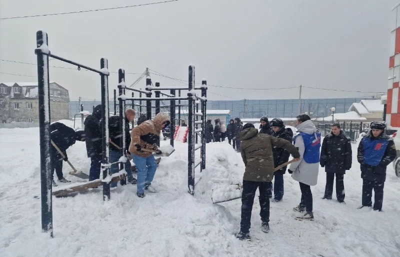 Молодежь в деле: расчистка социальных объектов в Невельском районе