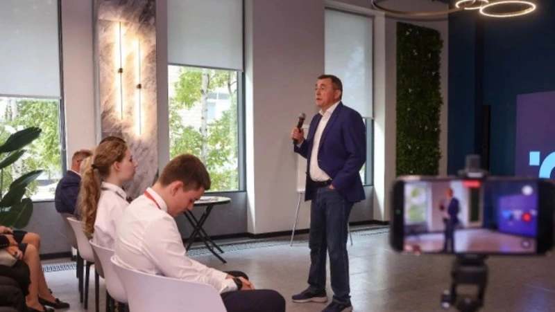 Валерий Лимаренко рассказал ученикам Школы Газпромбанка о возможностях Сахалина