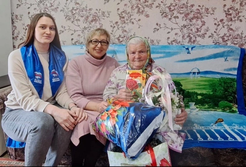 Члены  партии «Единая Россия» с юбилеем поздравили жительницу с. Шебунино