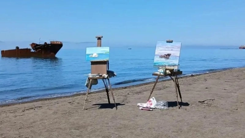Невельские художники провели пленэр у затонувшего траулера
