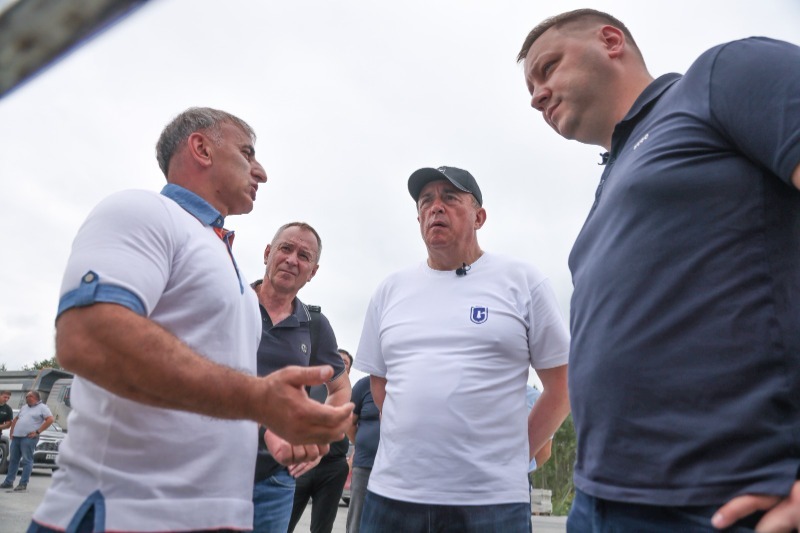 Губернатор Валерий Лимаренко проверил, как идет ремонт южной части проспекта Мира в Южно-Сахалинске.