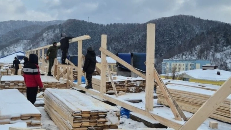 В Невельске восстанавливают крышу дома, пострадавшего от пожара