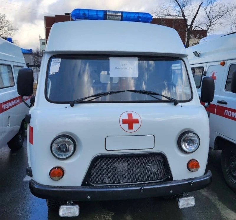 Невельская ЦРБ получила ключи от нового автомобиля скорой помощи 