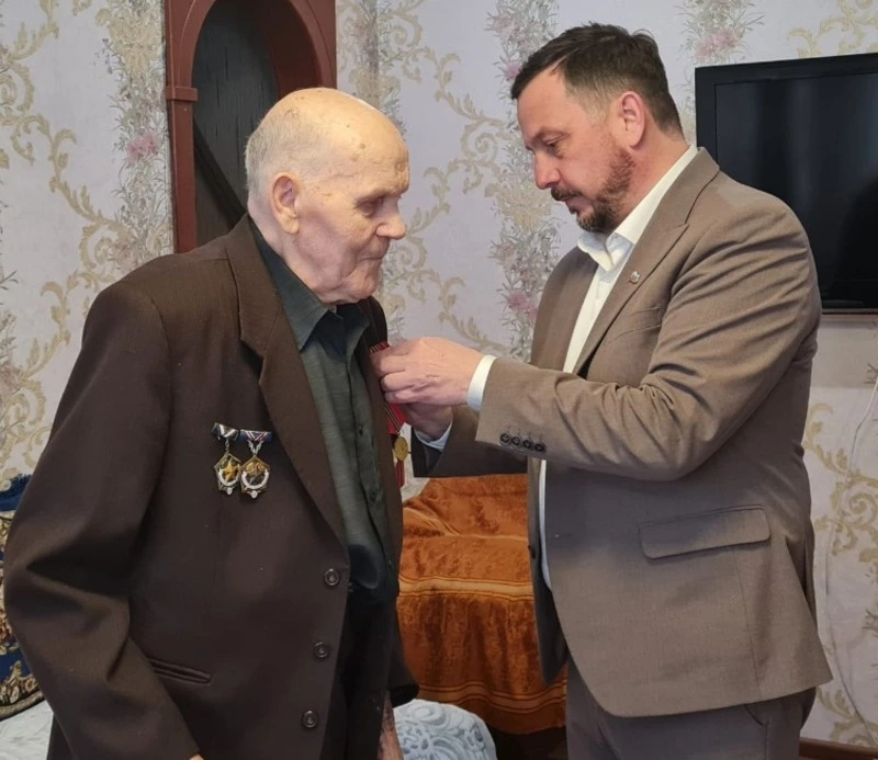 Юбилейную медаль «80 лет Победы в Великой Отечественной войне» вручили ветерану Филиппу  Матвееву