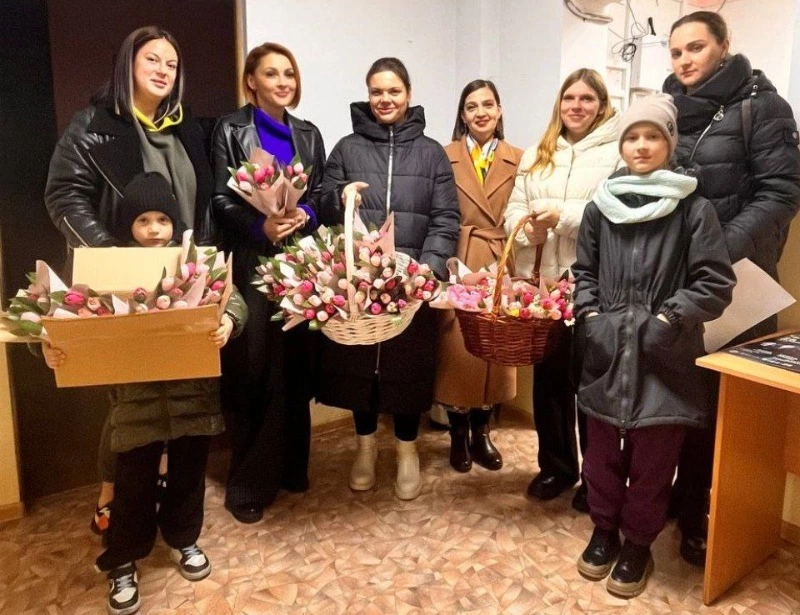 Активисты вручили сладкие букеты матерям и женам участников СВО