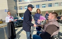 Губернатор вручил сахалинским ветеранам спецоперации ключи от автомобилей с ручным управлением