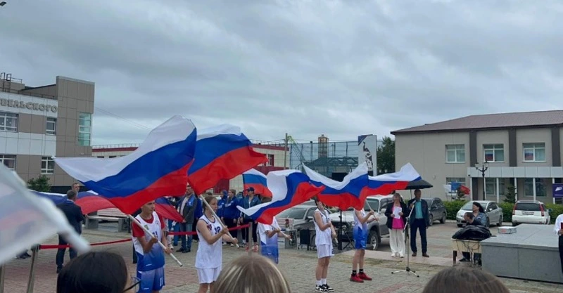 День флага: Патриотическое восхождение на вершину