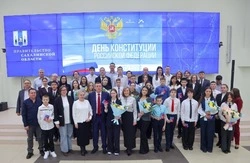В День Конституции губернатор вручил паспорта отличившимся школьникам