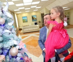 Губернатор Валерий Лимаренко и члены правительства области присоединились к акции "Елка желаний"