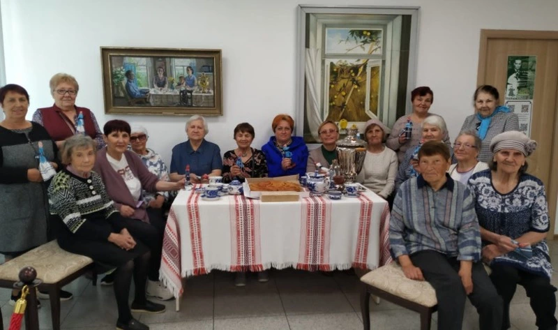 Серебряные волонтеры посетили выставку