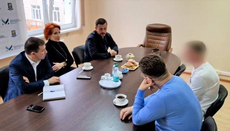 Мэр Невельского городского округа встретился с участником СВО