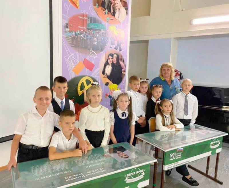 В средней общеобразовательной школе №3 г. Невельска открыли «Парты героев»