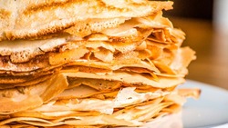 Третий день Масленицы — Лакомка: вкусные и тонкие блины на молоке